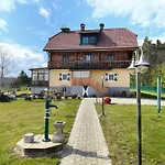 Uriges Mit Blick Auf Апартаменти